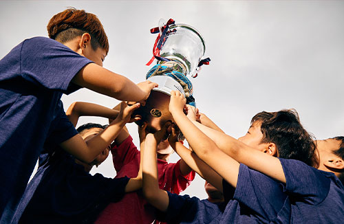 获得奖杯的小学生