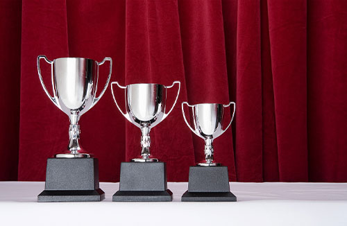 三个银色奖杯